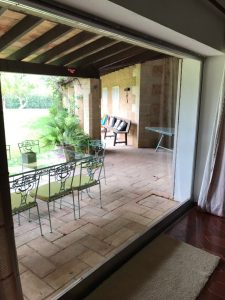 Finca auf Mallorca Salon mit Glasstür zur Terrasse